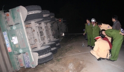 Tin tức TNGT mới nhất hôm nay 4/2/2018: Xe container lật nghiêng đè chết 2 phụ nữ đi bộ