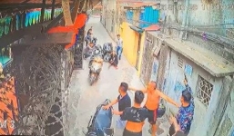 Lao vào ôm con trai trước họng súng của côn đồ đất Cảng, người mẹ trúng đạn