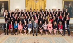 Bức ảnh thực tập sinh Nhà Trắng gây xôn xao dư luận