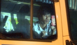 Tài xế xe tải hung hãn đâm thẳng vào công an, cầm xà beng cố thủ trong cabin