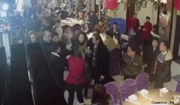 Nữ bồi bàn bị nhóm khách đánh dã man vì chưa có đồ ăn