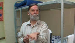 Ngân hàng đổi tên bất ngờ khiến ông lão đáng lẽ sở hữu cả ngôi nhà lâm vào cảnh vô gia cư trong suốt 3 năm ròng