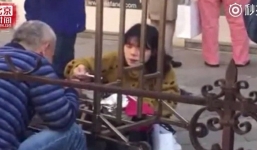 Khách du lịch Trung Quốc gây choáng khi hồn nhiên ăn mỳ, rửa bát tại khu di tích lịch sử