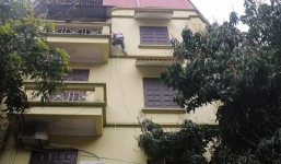 Hà Nội: Sau hàng loạt vụ cháy ở chung cư, cư dân và nhân viên văn phòng mua dây thoát hiểm về tập 'đu'