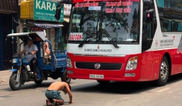 Nam thanh niên nghi ngáo đá chặn xe ô tô rồi quỳ lạy giữa đường