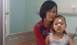 Không có tiền, mẹ nuốt nước mắt ôm con gái 6 tuổi bị ung thư đi ở trọ gần bệnh viện cứ đến giờ lại đưa con vào tiêm, truyền