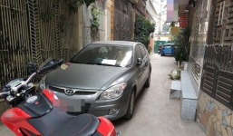 Đỗ xe trong ngõ, lúc quay về tài xế xấu hổ vì mảnh giấy nhắn để lại