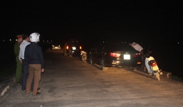 Vợ cùng hàng xóm 'cố thủ' trong xe, chồng gọi công an đến giải quyết