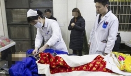 Đang làm thủ tục nhập liệm, nhân viên nhà xác hoảng hồn khi xác chết sống dậy