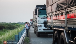 Hành khách ẵm con cuốc bộ trên cao tốc Long Thành sau vụ tai nạn liên hoàn khiến cả tuyến đường kẹt cứng