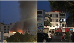 Cửa hàng quần áo giữa phố cháy lớn kèm theo tiếng nổ kinh hoàng, nhiều người hoảng loạn