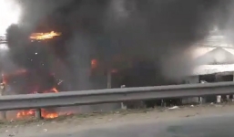 Nhà kho của vựa trái cây ở Cái Bè bốc cháy dữ dội, khói đen cuồn cuộn