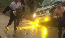 Xe tải đấu đầu xe khách trong mưa, chưa xác định thương vong