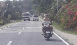 Nữ du khách bị tuýt còi vì thản nhiên mặc bikini dạo phố