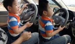 Mẹ khoe clip con trai 3 tuổi lái ô tô trên đường gây xôn xao