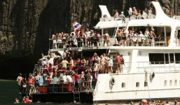 Bãi biển nổi tiếng Thái Lan phải đóng cửa 4 tháng vì lý do “nói mãi không sửa” của du khách