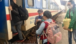 Nhân viên đường sắt trả lại 37 triệu đồng khách để quên trên tàu