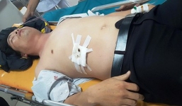 Tan trường, học sinh chặn đường đâm thầy giáo chủ nhiệm trọng thương