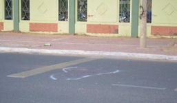 Ô tô chạy tốc độ cao kéo lê người đến chết rồi bỏ chạy