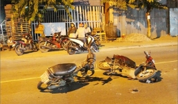 Vừa đi xe máy vừa dùng điện thoại, cô gái bị tông trực diện