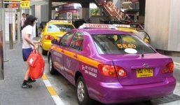 Nữ du khách Trung Quốc ngang nhiên đại tiện ngay trên xe taxi, còn từ chối trả phí dọn vệ sinh