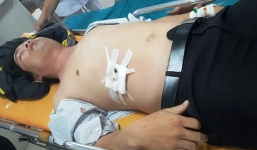 Tan trường, học sinh lớp 12 đâm thủng bụng thầy giáo