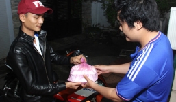 Shipper nghèo vay tiền triệu mua đồ nhậu cho khách lúc nửa đêm rồi bị bùng kèo đành quay về