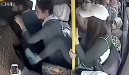 Cả xe buýt hợp lực quây hội đồng tên 'yêu râu xanh' sàm sỡ nữ sinh