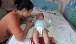 Bé gái 9 tháng ngất lịm, toàn thân tím tái ngay khi y sĩ rút mũi tiêm