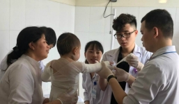 Xót xa bé gái 4 tuổi bị bỏng nước sôi toàn thân khi tắm