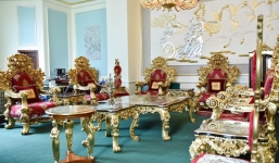 Cận cảnh bộ bàn ghế dát vàng 2 tỷ độc nhất của đại gia Việt