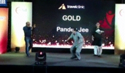 Người đàn ông đột tử ngay trên sân khấu lúc nhận giải