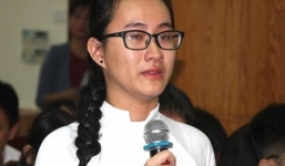 Chỉ đạo chuyển trường cho nữ sinh bật khóc vì cô giáo 'im lặng': Chúng ta đang cô lập hay bảo vệ người hùng?