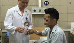 Hà Nội: Nam thanh niên nhập viện sau khi 'hít' tới 20 quả bóng cười