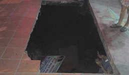 Xuất hiện 'hố tử thần' đường kính 10m, nuốt chửng xe máy trước cửa nhà dân