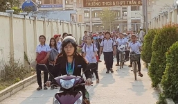 Hiệu trưởng bị tố bắt hơn 40 học sinh lớp 6 đứng trong nhiều giờ