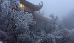 Rét nàng bân, băng tuyết phủ kín đỉnh Fansipan