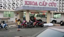 Mẹ cấp cứu trong bệnh viện, hai anh em ruột tranh nhau làm đám tang