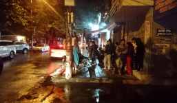 Người dân đội mưa rét đến nửa đêm xem khám xét nhà cựu tướng Vĩnh 