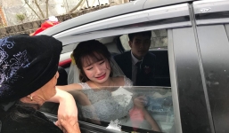 Cô dâu trẻ khóc như mưa, bịn rịn chia tay lên xe hoa