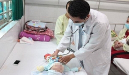 Hà Nội: Bé gái 8 tháng tuổi nhập viện sau khi bù nước bằng oresol và men tiêu hóa