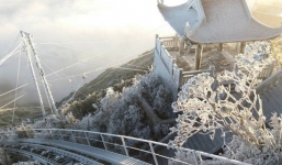 Đón rét nàng Bân, đỉnh Fansipan xuất hiện sương giá giữa mùa hè