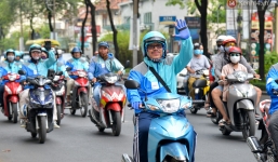 Tài xế Uber tắt app, bế con nhỏ xuống đường diễu hành chia tay 'mái nhà' màu xanh dương