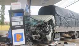 Xe khách va chạm xe tải, 7 người trong một gia đình thương vong