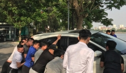 Hà Nội: Hàng chục thanh niên khiêng xe giải cứu người phụ nữ bị mắc kẹt sau cú mất lái lao lên vỉa hè
