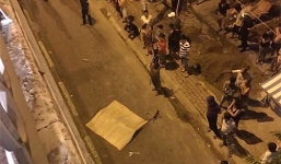 TNGT nghiêm trọng: Ô tô bán tải qua làn đường ngược lại, tông người đàn ông văng xuống cầu ở Sài Gòn