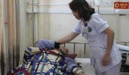 Bác sĩ và thực tập sinh bị người nhà bệnh nhân đánh bất tỉnh