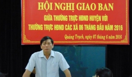 Cả nhà Bí thư huyện làm quan 'đúng quy trình' gây xôn xao Quảng Bình
