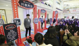 Hàn Quốc cho thuê 'oppa', Trung Quốc cũng có dịch vụ thuê 'soái ca' đi siêu thị, xách túi chụp hình cùng các chị em