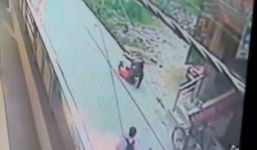 Phẫn nộ nữ giáo viên bị đâm 20 nhát đến chết, người đi đường bỏ mặc